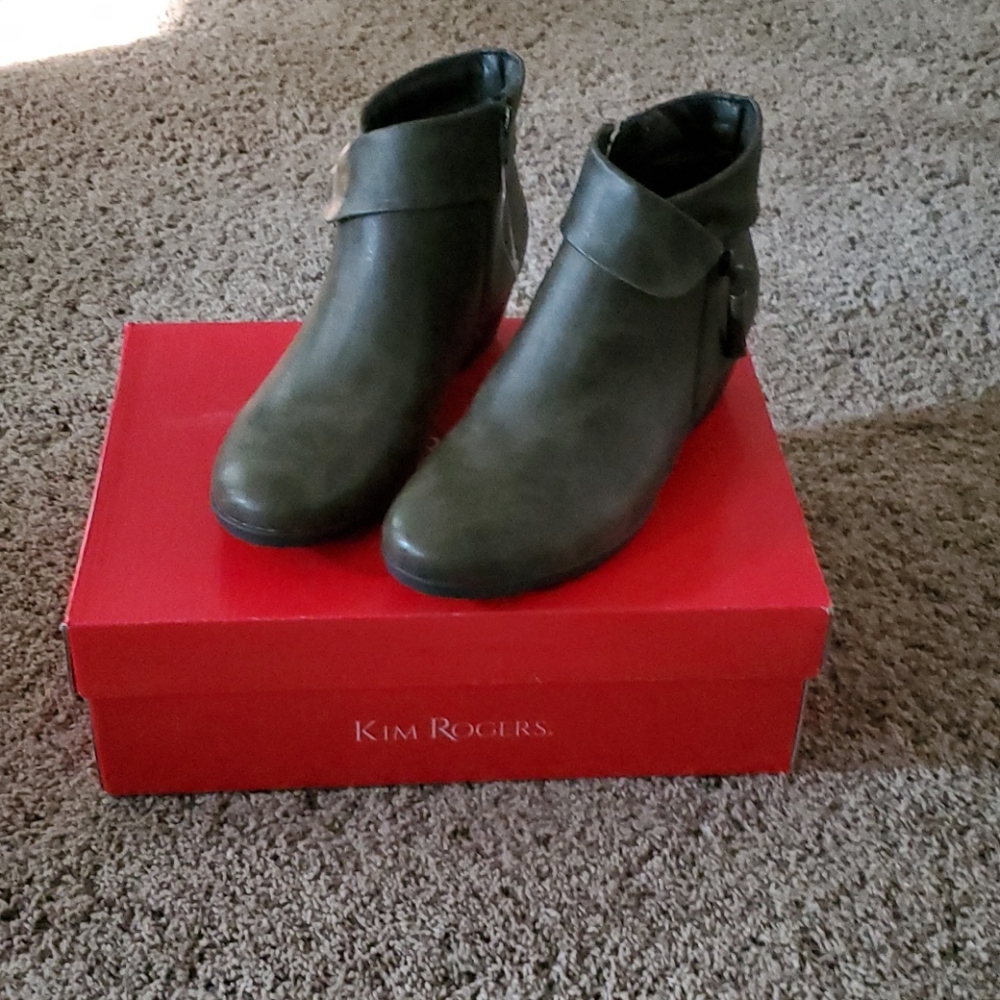 Kim Roger's, size 7.5,they call it olive